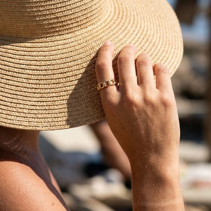 Unbroken ring worn in the sun