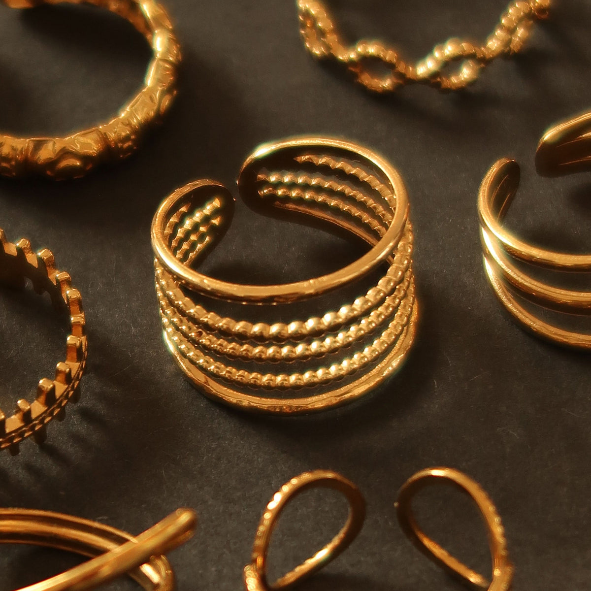 Lived ring in gold on a velvet tray #Color_Gold