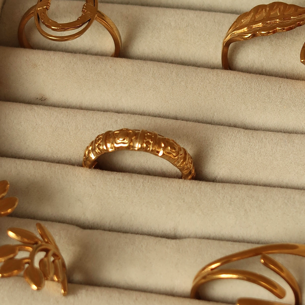 Honest ring in gold on a velvet tray #Color_Gold