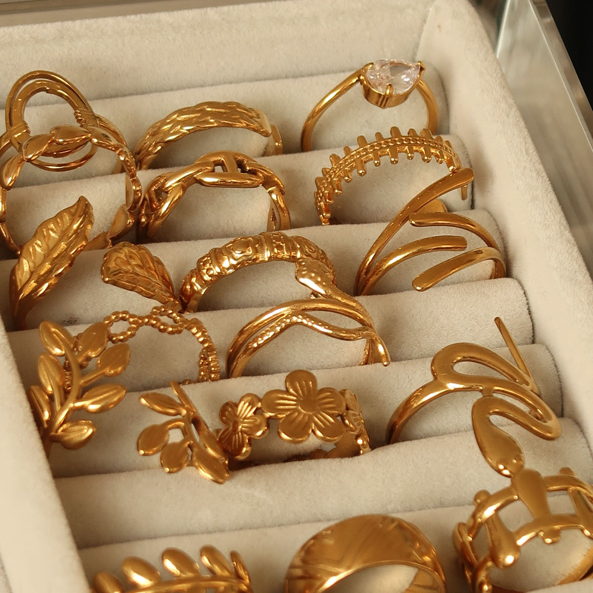 Chapters rings on a velvet tray #Color_Gold