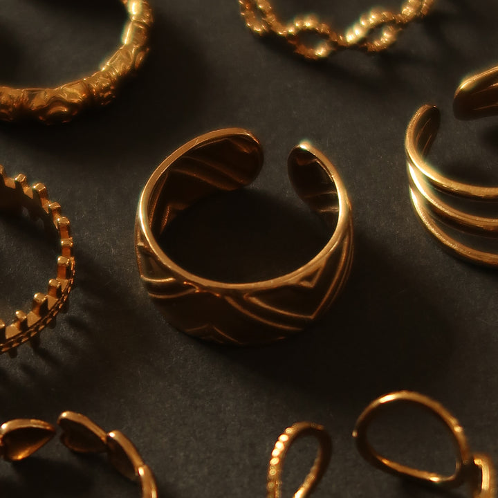 Steady ring in gold on a velvet tray