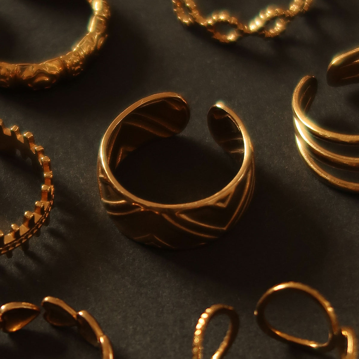 Steady ring in gold on a velvet tray #Color_Gold