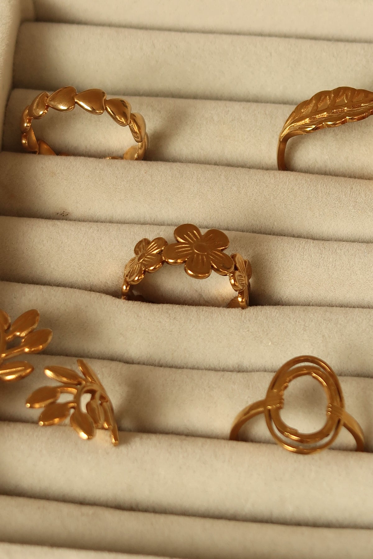 Bloom ring in gold on a velvet tray #Color_Gold