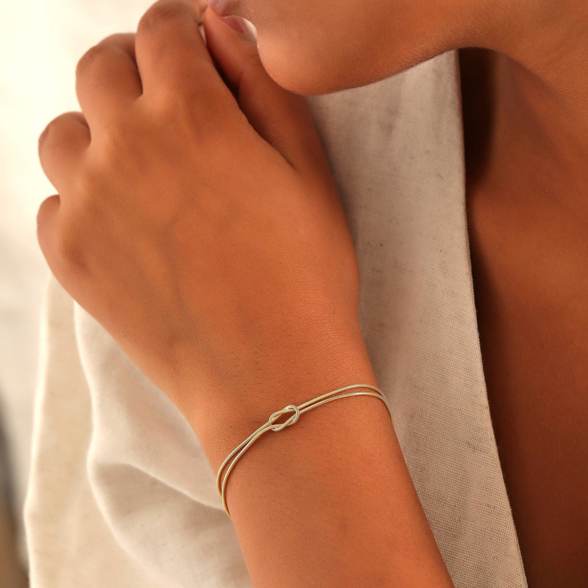 The Amora Knot