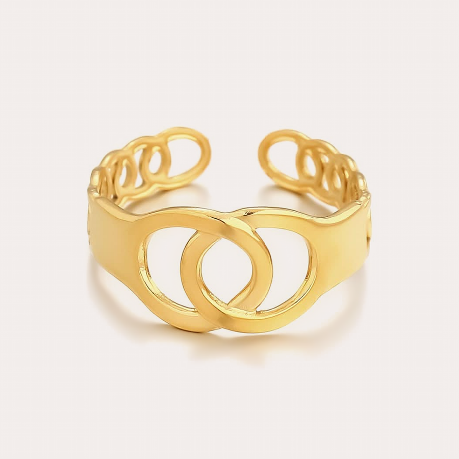 The Amora Linked Circles Ring, gold stainless steel ring