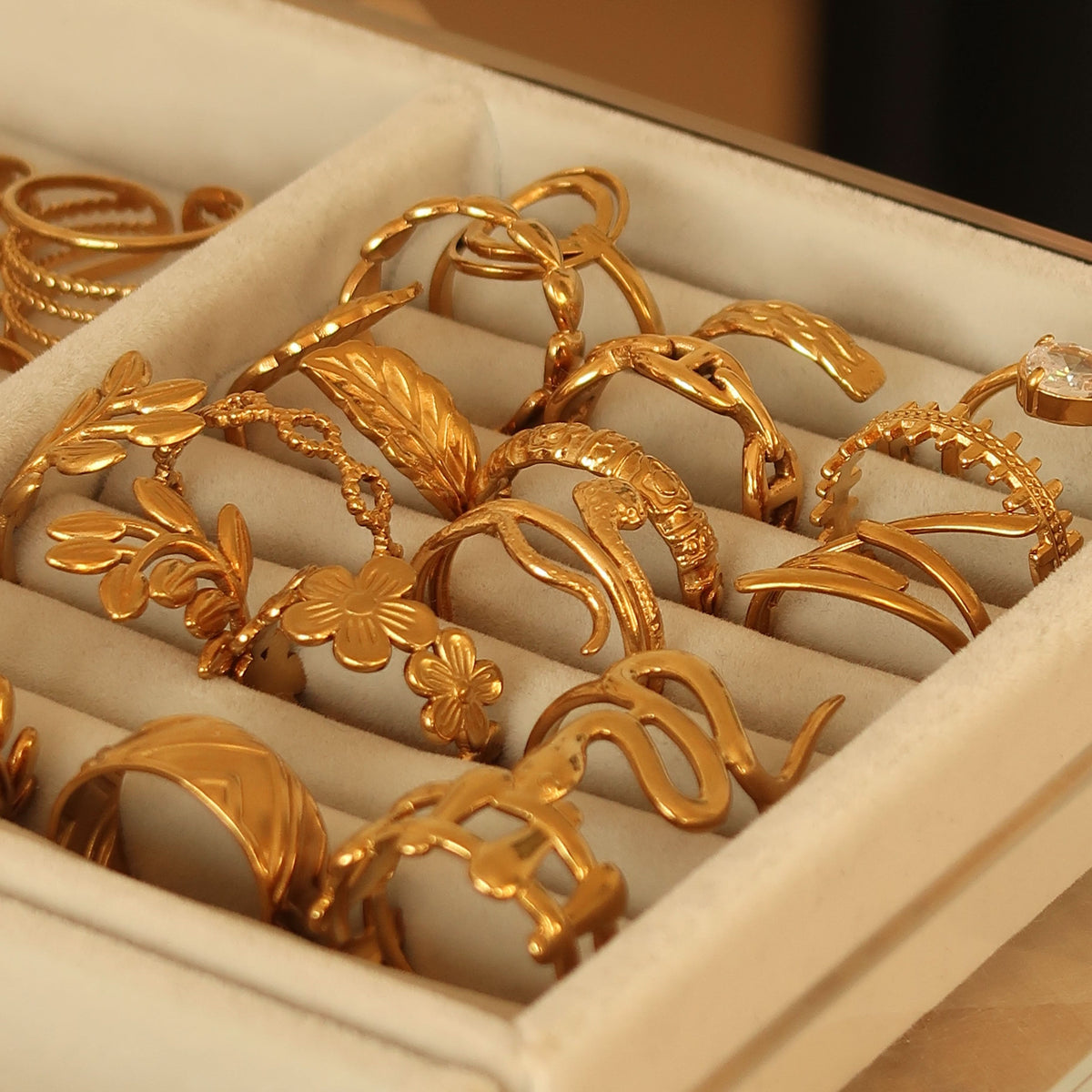 Chapters rings on a velvet tray #Color_Gold