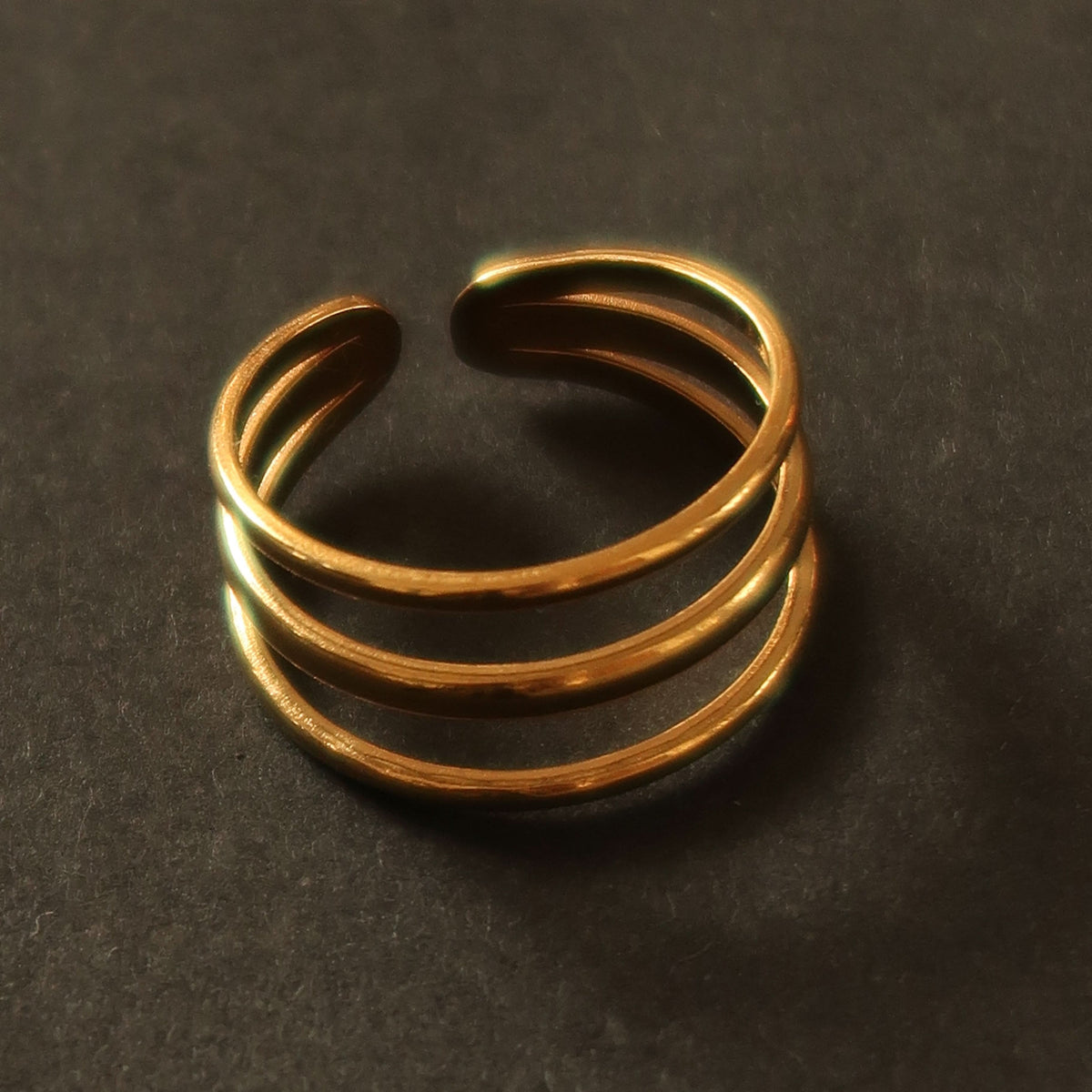 Whole ring in gold on a velvet tray #Color_Gold