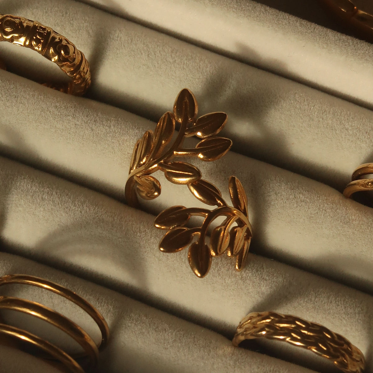 Earned ring in gold on a velvet tray #Color_Gold