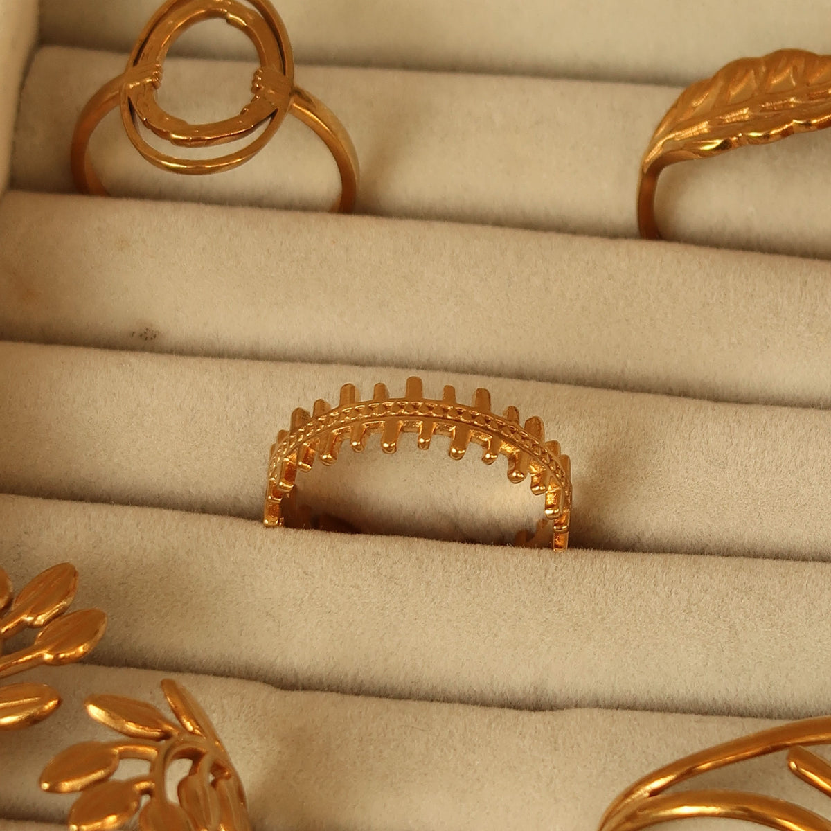 Counted ring in gold on a velvet tray #Color_Gold